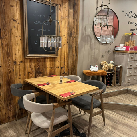 Table dressée dans un cadre chaleureux et authentique au restaurant Le Cathédrale Brasserie à Chartres. Ambiance boisée et conviviale pour une expérience culinaire unique.