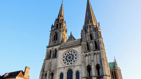 Vue panoramique de Chartres avec la célèbre Cathédrale Notre-Dame sous un ciel lumineux, mettant en valeur le charme et l’histoire de la ville.