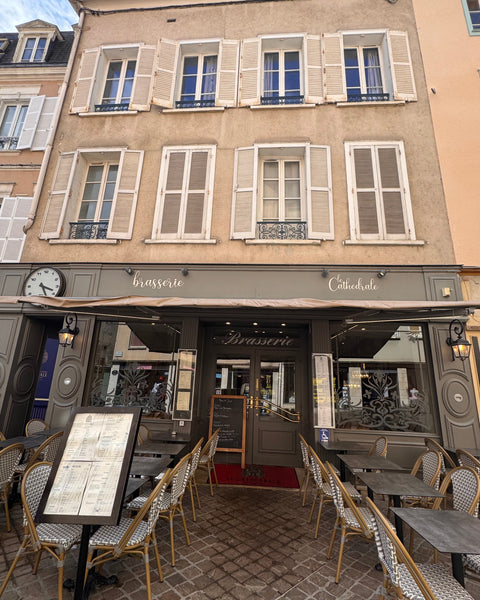 Façade du restaurant Le Cathédrale Gourmand à Chartres avec menu affiché, terrasse et entrée centrale – idéalement situé en plein cœur de la ville