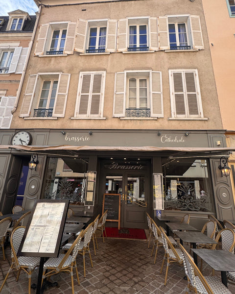 Façade du restaurant Le Cathédrale Gourmand à Chartres avec menu affiché, terrasse et entrée centrale – idéalement situé en plein cœur de la ville