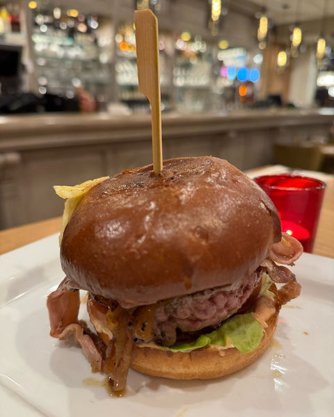 Burger maison avec sauces 100% faites maison, servi au restaurant Le Cathédrale Gourmand au cœur de Chartres – saveurs artisanales et généreuses