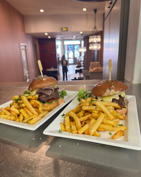 Burgers maison accompagnés de frites fraîches, servis dans la salle du restaurant Le Cathédrale Gourmand à Chartres – cuisine généreuse et ambiance conviviale