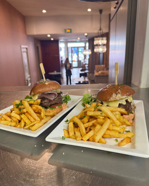 Burgers maison accompagnés de frites fraîches, servis dans la salle du restaurant Le Cathédrale Gourmand à Chartres – cuisine généreuse et ambiance conviviale