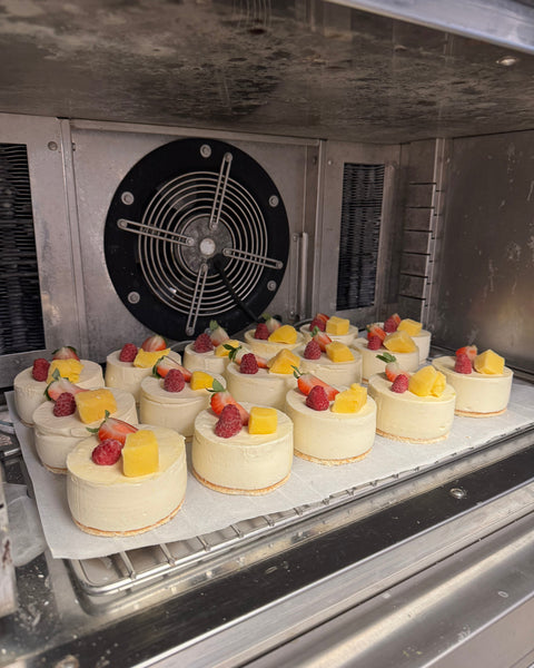 Cheesecakes faits maison aux fruits frais en préparation dans la cuisine du restaurant Le Cathédrale Gourmand à Chartres – desserts artisanaux et gourmands