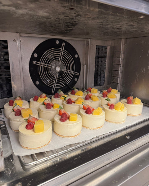 Cheesecakes faits maison aux fruits frais en préparation dans la cuisine du restaurant Le Cathédrale Gourmand à Chartres – desserts artisanaux et gourmands