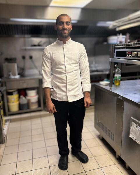 Portrait du chef dans la cuisine du restaurant Le Cathédrale Gourmand à Chartres.
