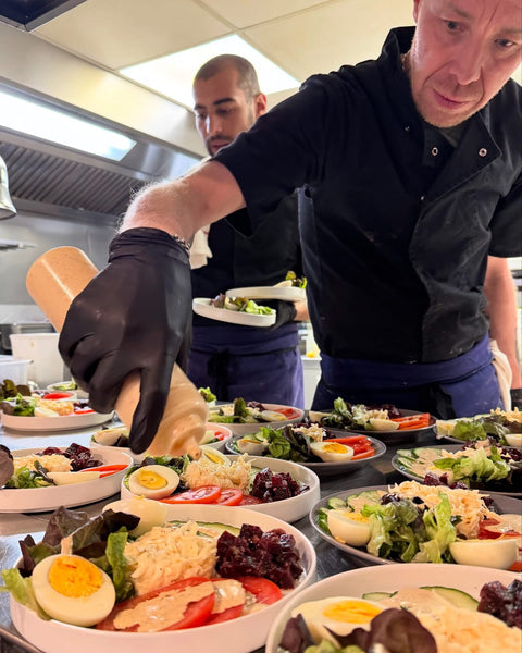 Le chef en cuisine en train de dresser des assiettes au restaurant Le Cathédrale Gourmand à Chartres – cuisine maison et savoir-faire artisanal