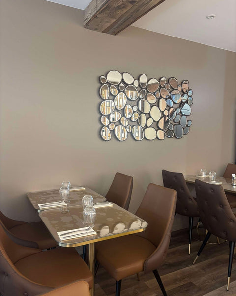 Coin calme et élégant dans la salle du restaurant Le Cathédrale Gourmand à Chartres, idéal pour un repas en toute tranquillité