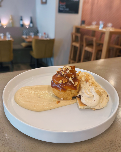Profiterole au caramel, crème pralinée et sablé maison servi au restaurant Le Cathédrale Gourmand à Chartres – dessert maison gourmand et raffiné