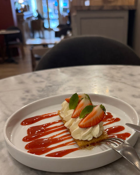 Dessert aux fraises fraîches, crème chantilly et biscuit sablé servi au restaurant Le Cathédrale Gourmand à Chartres – douceur maison dans un cadre élégant