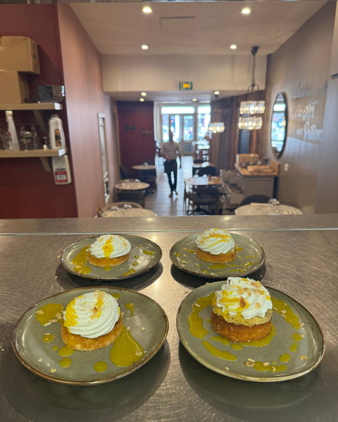 Desserts faits maison prêts à être servis dans la salle du restaurant Le Cathédrale Gourmand à Chartres – gourmandise artisanale dans un cadre chaleureux