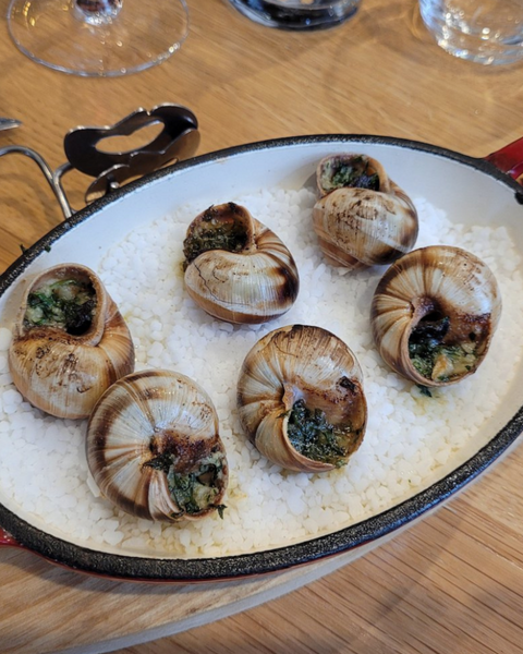 Escargots à la bourguignonne servis au restaurant Le Cathédrale Gourmand à Chartres – spécialité française traditionnelle et savoureuse