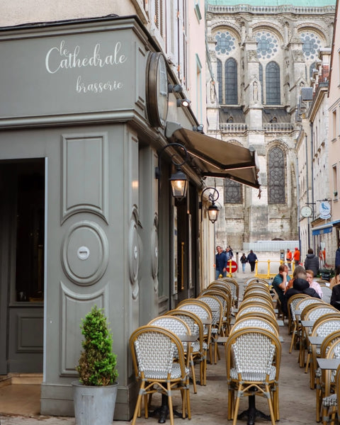 Terrasse du restaurant Le Cathédrale Gourmand à Chartres avec vue sur la cathédrale – emplacement exceptionnel au cœur de la ville