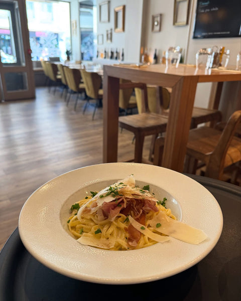 Assiette de linguine au jambon cru et copeaux de parmesan servie au restaurant Le Cathédrale Gourmand à Chartres
