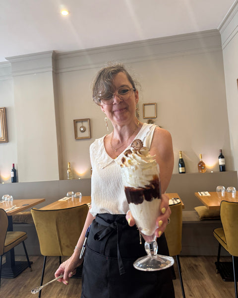 Coupe glacée maison au chocolat servie au restaurant Le Cathédrale Gourmand à Chartres – service souriant et ambiance chaleureuse.