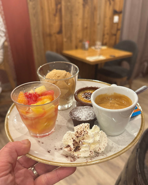 Café gourmand du Cathédrale Gourmand à Chartres : assortiment de mini-desserts maison, glace, fruits frais, crème brûlée et espresso dans un cadre chaleureux.