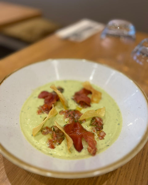 Entrée fraîche à la Brasserie Le Cathédrale Gourmand à Chartres : crème de petits pois, chips maison et jambon croustillant – un plat à retrouver sur notre menu de saison.