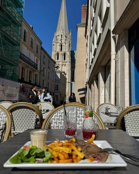Onglet de bœuf et frites maison servis en terrasse au restaurant Le Cathédrale Gourmand à Chartres, avec vue sur la cathédrale