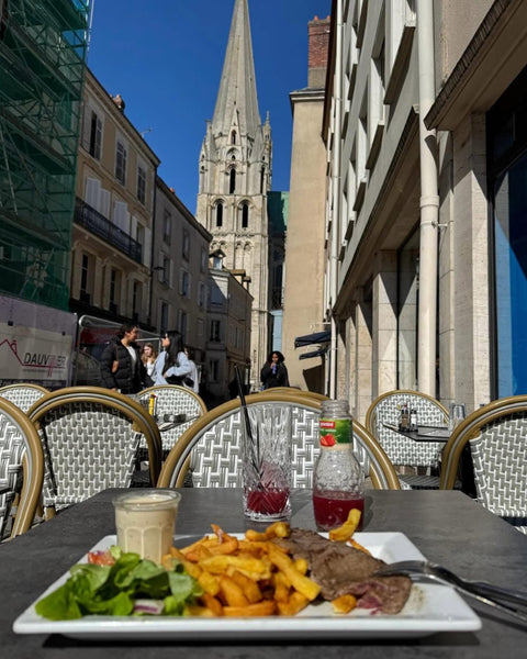 Onglet de bœuf et frites maison servis en terrasse au restaurant Le Cathédrale Gourmand à Chartres, avec vue sur la cathédrale