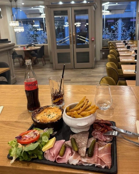 Planche de charcuterie et gratin maison servie au restaurant Le Cathédrale Gourmand à Chartres – cuisine traditionnelle et ambiance chaleureuse