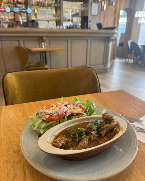 Plat du jour maison avec salade fraîche, servi au restaurant Le Cathédrale Gourmand à Chartres – formule midi équilibrée dans un cadre élégant Plat du jour maison avec salade fraîche, servi au restaurant Le Cathédrale Gourmand à Chartres – formule midi équilibrée dans un cadre élégant