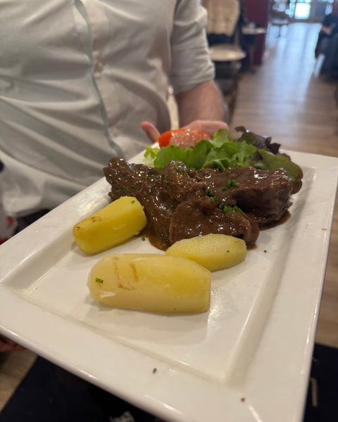 Plat de viande en sauce avec pommes vapeur, servi au restaurant Le Cathédrale Gourmand à Chartres – cuisine maison généreuse et traditionnelle