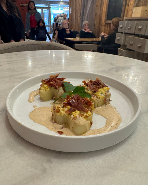 Entrée chaude de poireaux fondants, sauce crémeuse et chips de jambon – servie dans la salle du restaurant Le Cathédrale Gourmand à Chartres