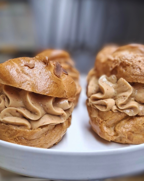 Profiteroles maison fourrés à la crème pralinée, spécialité du restaurant Le Cathédrale Gourmand à Chartres – dessert gourmand et fait maison