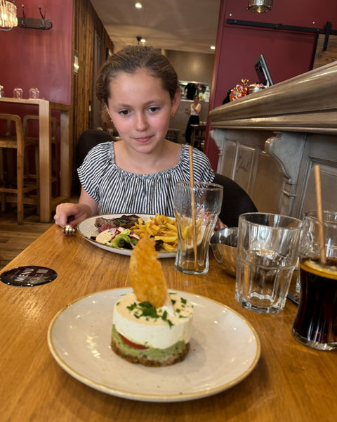 Entrée fraîche servie au restaurant Le Cathédrale Gourmand à Chartres – une assiette colorée appréciée par les petits comme les grands.