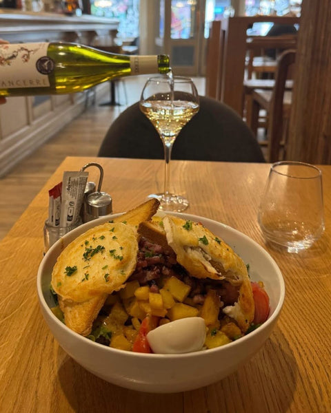 Salade chaude servie avec un verre de Sancerre au restaurant Le Cathédrale Gourmand à Chartres – ambiance bistronomique et raffinée