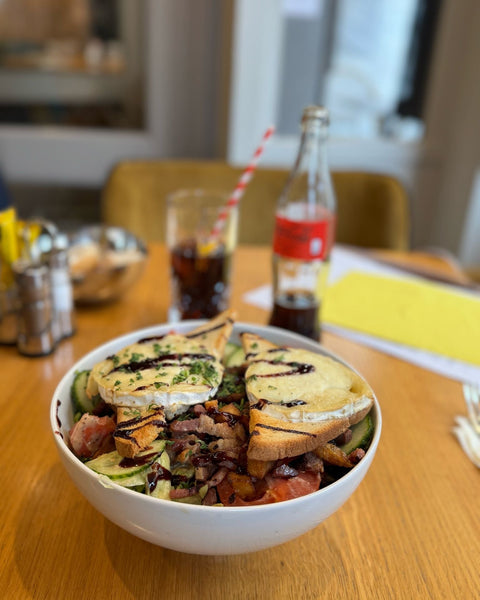 Salade au chèvre chaud servie au restaurant Le Cathédrale Gourmand à Chartres – option fraîche, gourmande et végétarienne