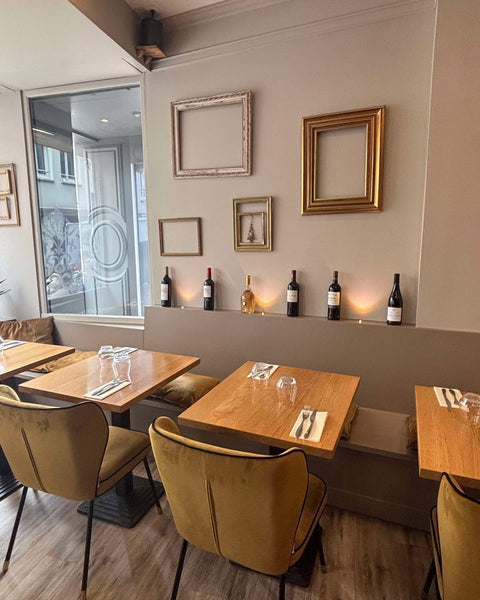 Salle intime avec décoration murale élégante au restaurant Le Cathédrale Gourmand à Chartres – cadre raffiné et chaleureux