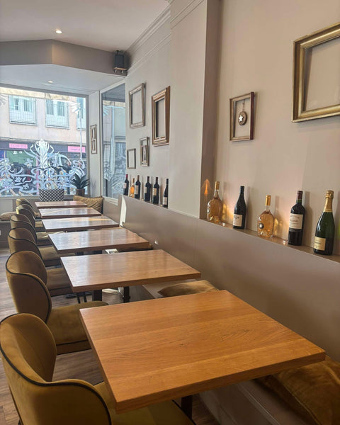 Grande salle avec banquette et décoration murale au restaurant Le Cathédrale Gourmand à Chartres – espace idéal pour repas de groupe