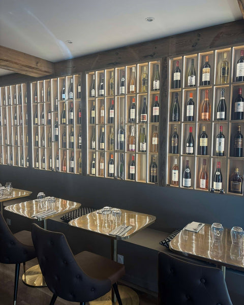 Salle élégante avec mur de bouteilles au restaurant Le Cathédrale Gourmand à Chartres – lieu idéal pour les amateurs de vin et d’ambiance raffinée