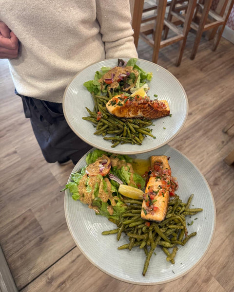 Assiette de saumon grillé avec légumes verts servie au restaurant Le Cathédrale Gourmand, en plein centre de Chartres – plat sain et savoureux