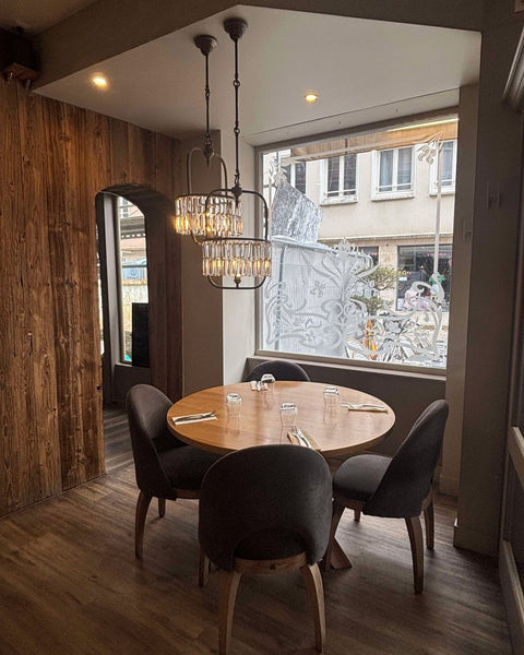 Table ronde en coin avec vue sur la rue au restaurant Le Cathédrale Gourmand à Chartres – idéale pour repas en petit comité ou rendez-vous chaleureux