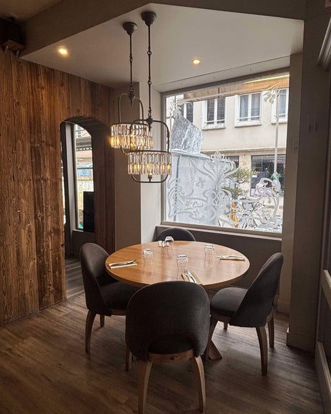 Table ronde en coin avec vue sur la rue au restaurant Le Cathédrale Gourmand à Chartres – idéale pour repas en petit comité ou rendez-vous chaleureux