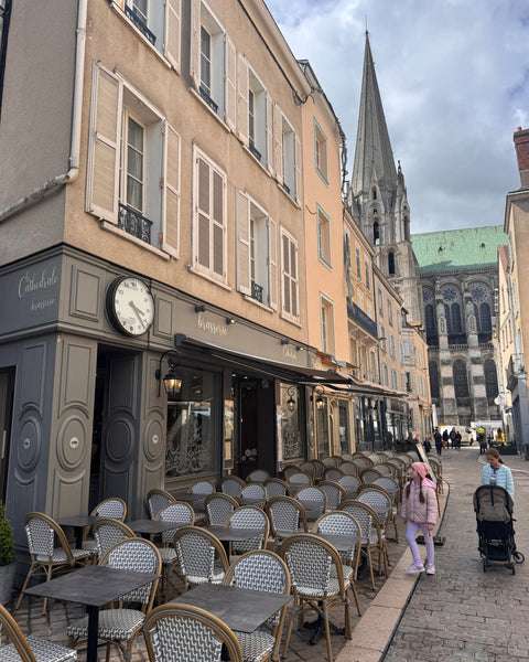 Terrasse du restaurant Le Cathédrale Gourmand à Chartres avec vue directe sur la cathédrale – au cœur du centre-ville historique