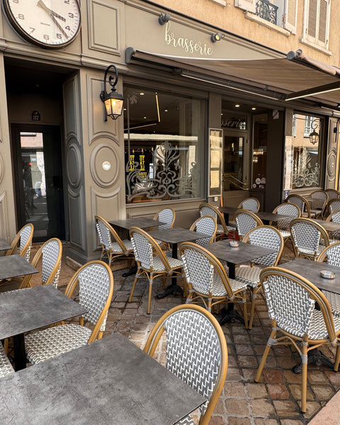 Terrasse du restaurant Le Cathédrale Gourmand à Chartres, en plein centre-ville – accueil dès l’entrée dans un cadre typique et chaleureux