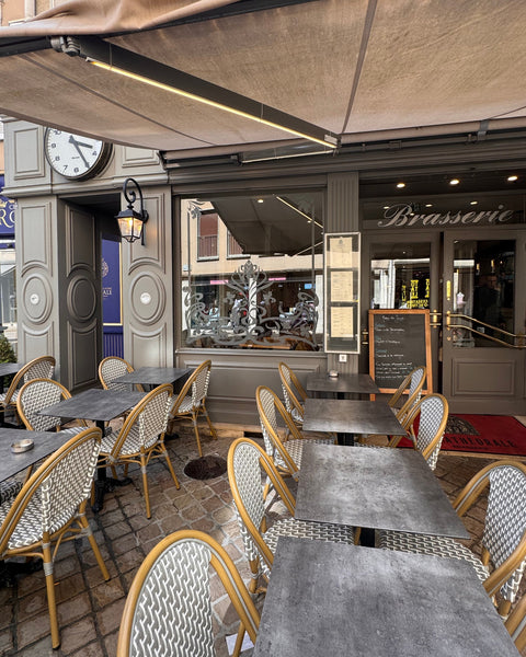 Vue verticale de la terrasse et de l’entrée du restaurant Le Cathédrale Gourmand à Chartres, avec menu visible en façade