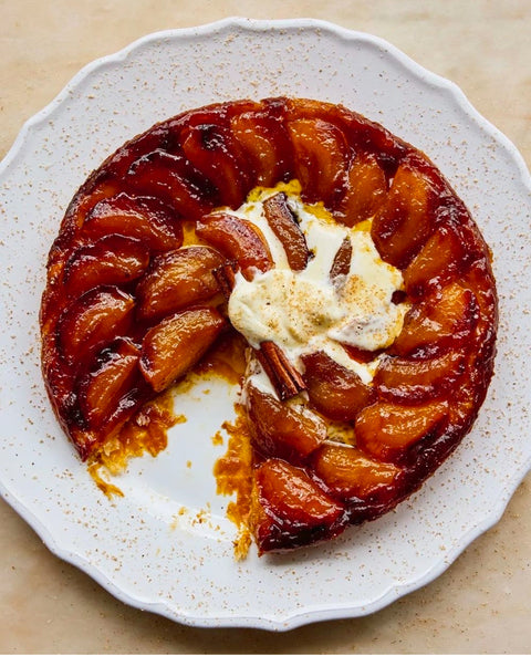 Une tarte Tatin dorée et caramélisée servie avec une boule de glace à la vanille, un dessert d’hiver réconfortant de La Cathédrale Brasserie.