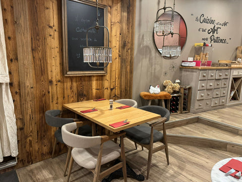 Intérieur chaleureux du restaurant familial Le Cathédrale Brasserie à Chartres, avec des décorations élégantes et une ambiance conviviale