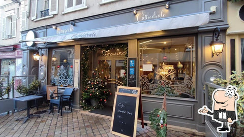 Entrée festive de la Brasserie Le Cathédrale à Chartres, décorée pour Noël avec des lumières et un sapin de Noël, offrant une atmosphère chaleureuse et accueillante.