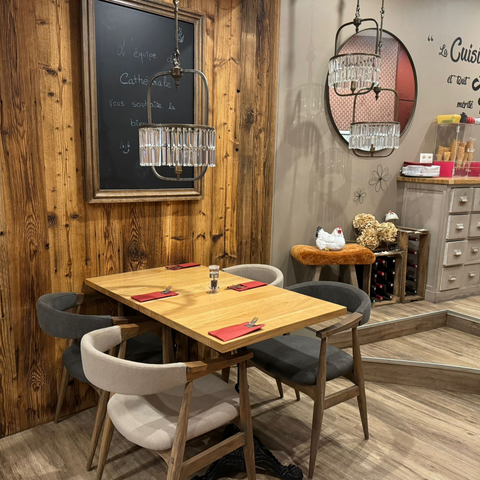 Table accueillante et décor chaleureusement rustique à Le Cathédrale Brasserie à Chartres, avec un tableau noir personnalisé et des touches élégantes.