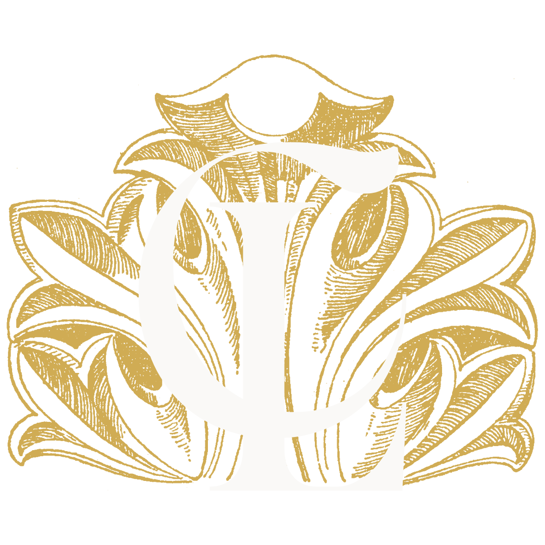 Motif ornemental doré avec monogramme LC du restaurant Le Cathédrale Gourmand à Chartres