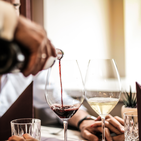 Vin rouge versé dans un verre à la brasserie Le Cathédrale, symbolisant l’élégance et la sélection raffinée de boissons proposées.