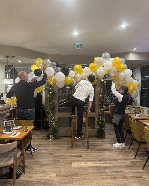 Préparation du Réveillon 2026 à la brasserie Le Cathédrale Gourmand à Chartres – décoration festive avec ballons dorés et ambiance élégante.
