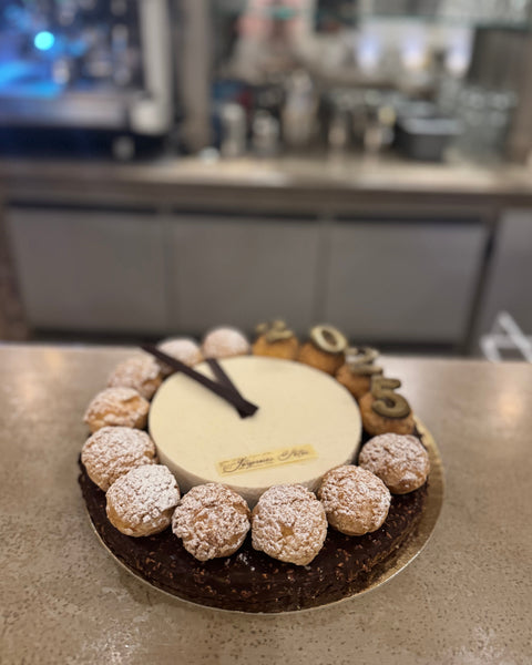 Dessert du Réveillon 2026 à la brasserie Le Cathédrale Gourmand à Chartres – création pâtissière en forme d’horloge pour célébrer le passage à la nouvelle année.
