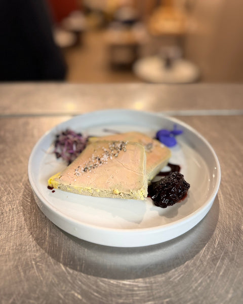 Entrée gastronomique au foie gras servie à la brasserie Le Cathédrale Gourmand à Chartres – spécialité du menu Réveillon 2026.