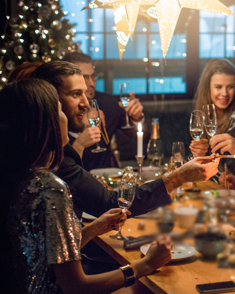 Groupe d’amis célébrant le Réveillon 2026 à la brasserie Le Cathédrale Gourmand à Chartres – ambiance chaleureuse, champagne et décor festif.
